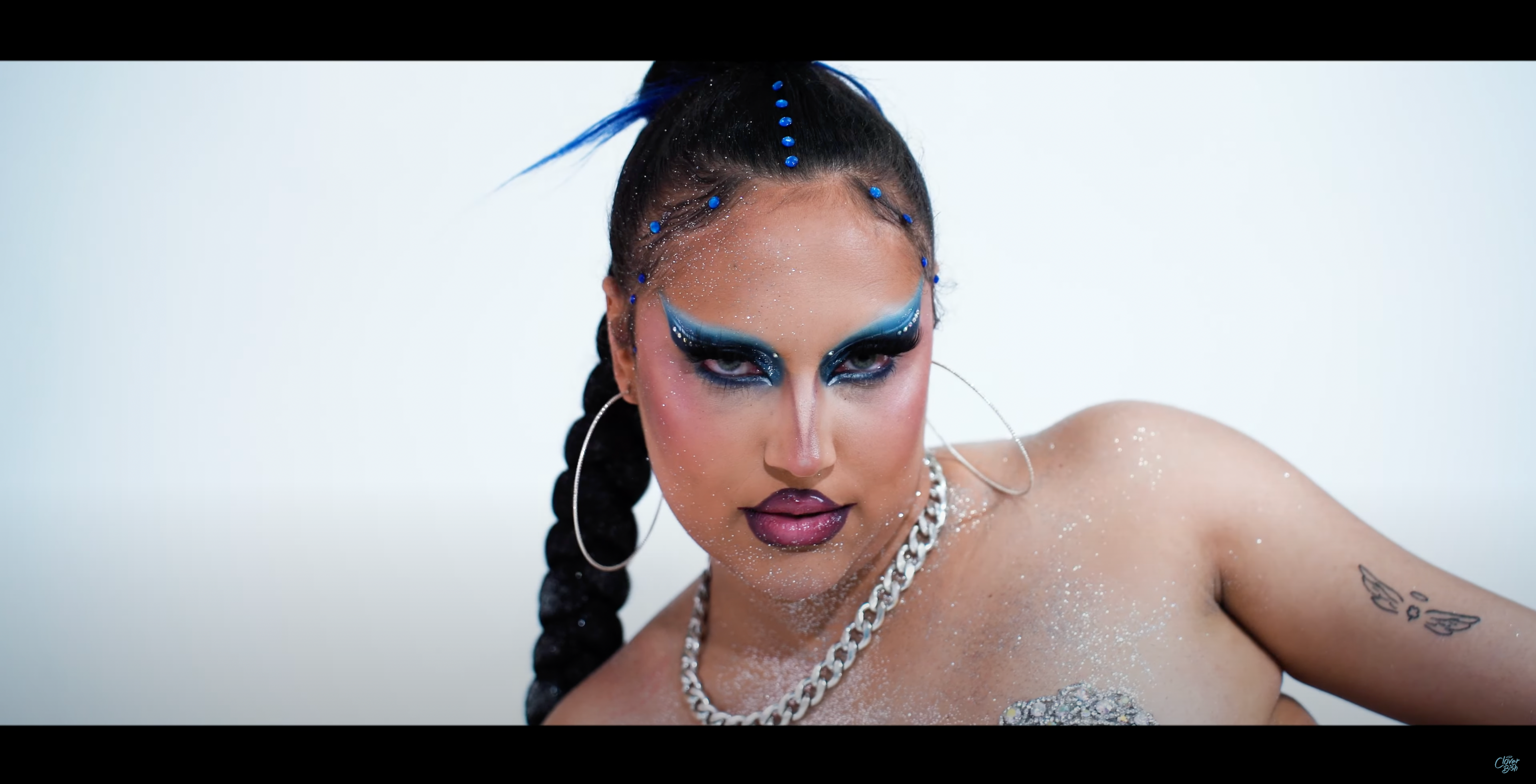 Cargar video: Videoclip del single Sí soy mujer, de Clover Bish